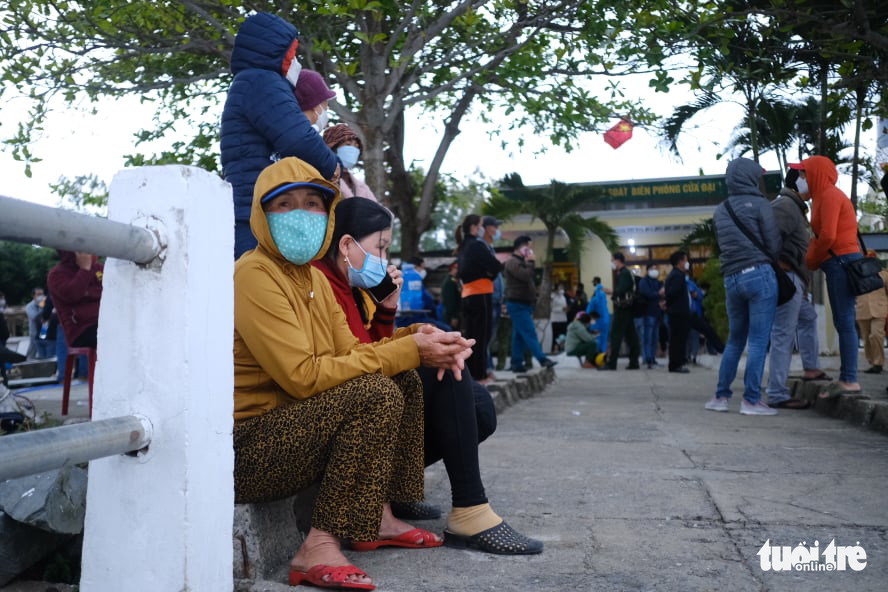 People wait for news of victims after a canoe capsized off Vietnam’s central coast of Hoi An in Quang Nam Province, February 26, 2022. Photo: Tan Luc / Tuoi Tre
