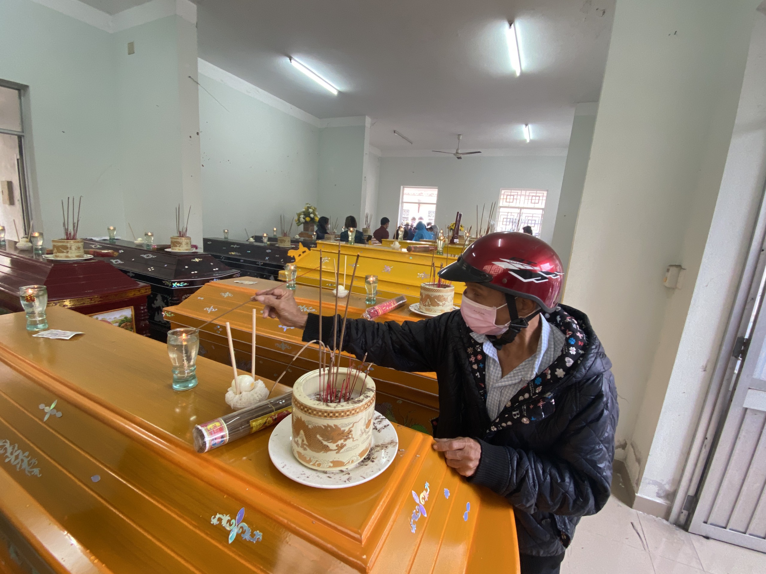 The deceased victims are kept inside coffins at a funeral house in Hoi An City, Quang Nam Province, February 27, 2022. Photo: Le Trung / Tuoi Tre