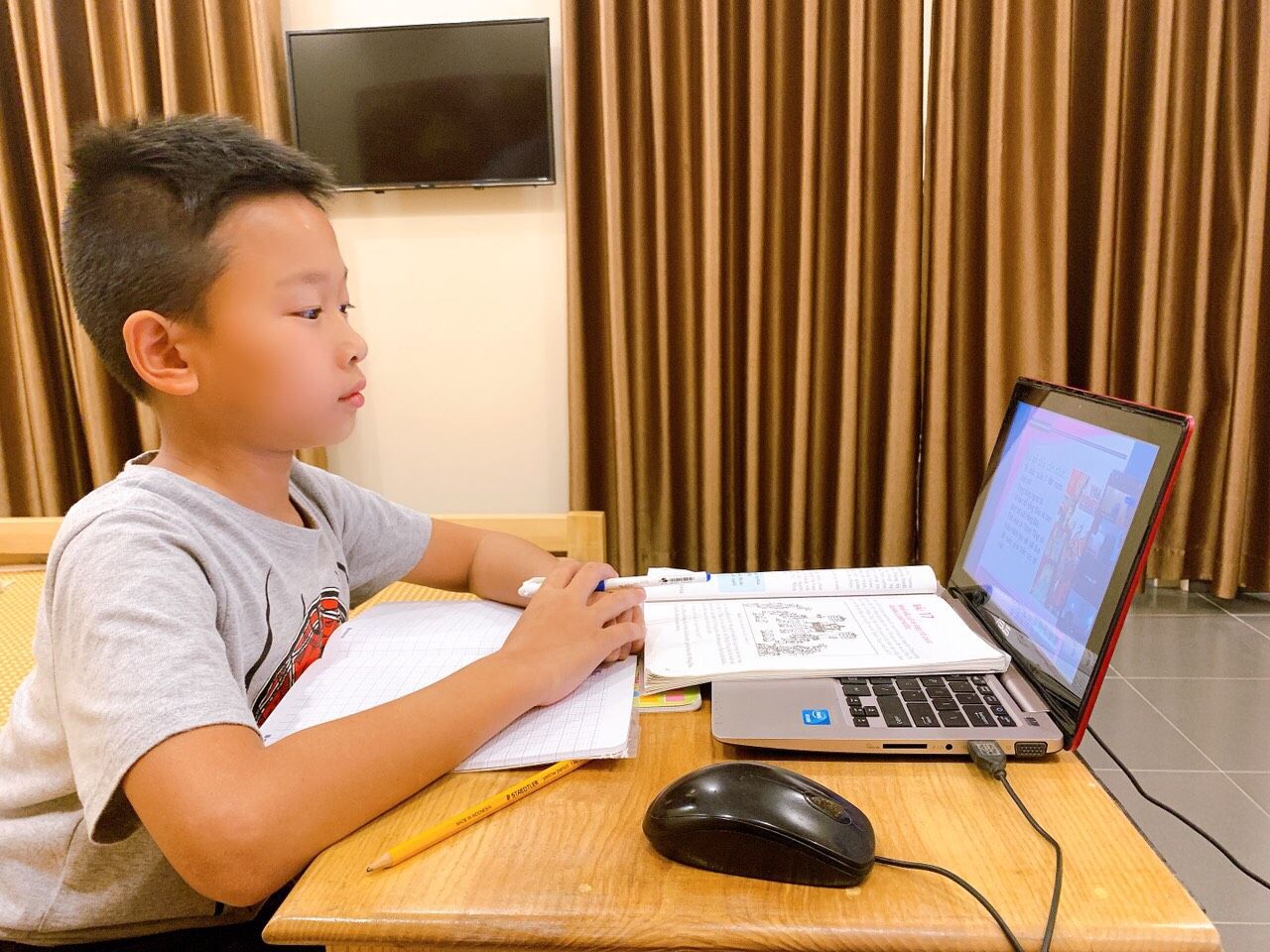 Hanoi students switch back to online-learning mode