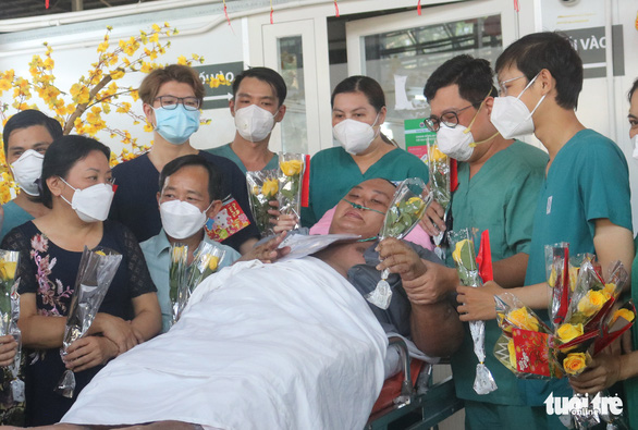 This image shows Vu Quoc Dung being discharged from Field Hospital No. 16 in Ho Chi Minh City after nearly three months of COVID-19 treatment. Photo: Thu Hien / Tuoi Tre