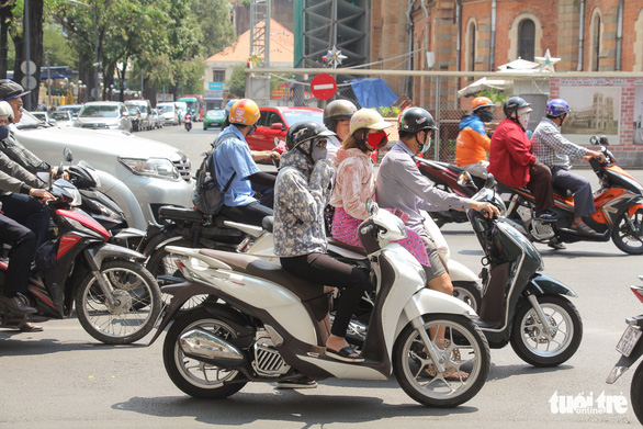 This image shows people traveling in a downtown area in Ho Chi Minh City under hot weather together with the sun’s harmful high ultraviolet radiation rays. Photo: Chau Tuan / Tuoi Tre