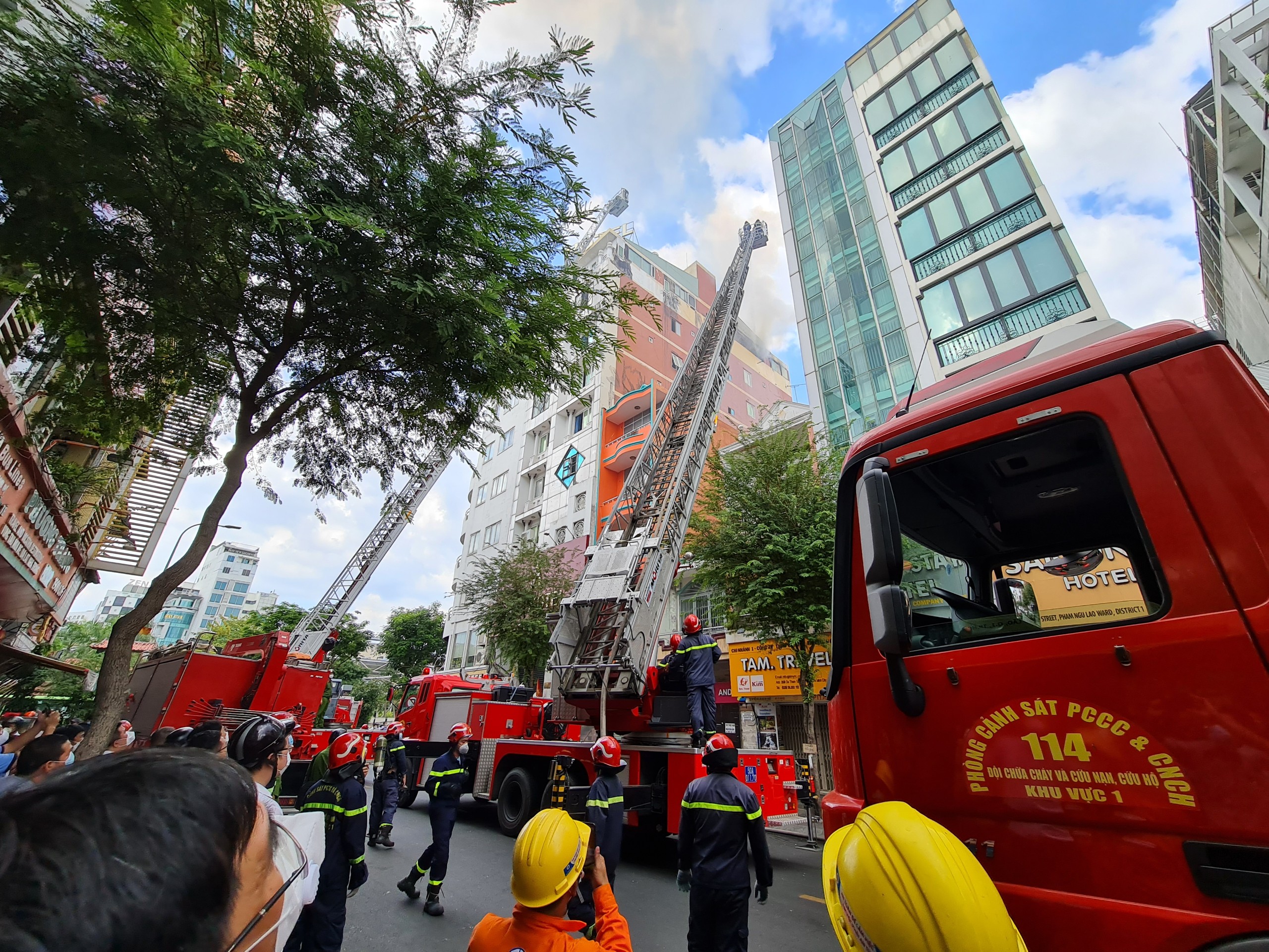 Firefighters use ladder trucks to spray water into a fire at a hotel on De Tham Street in District 1, Ho Chi Minh City, February 28, 2022. Photo: Fire Prevention and Fighting and Rescue Police Division (PC07) under the Ho Chi Minh City Department of Public Security