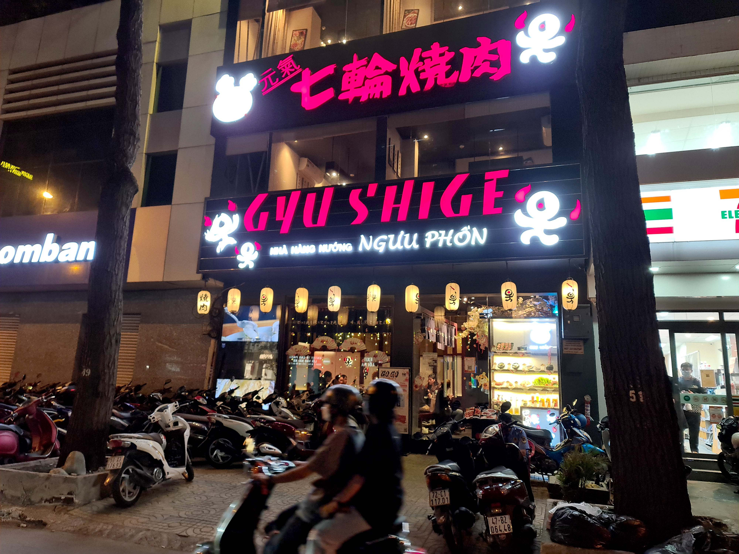 A new store is established on Ho Tung Mau Street in District 1, Ho Chi Minh City, February 2022. Photo: Ngoc Hien / Tuoi Tre