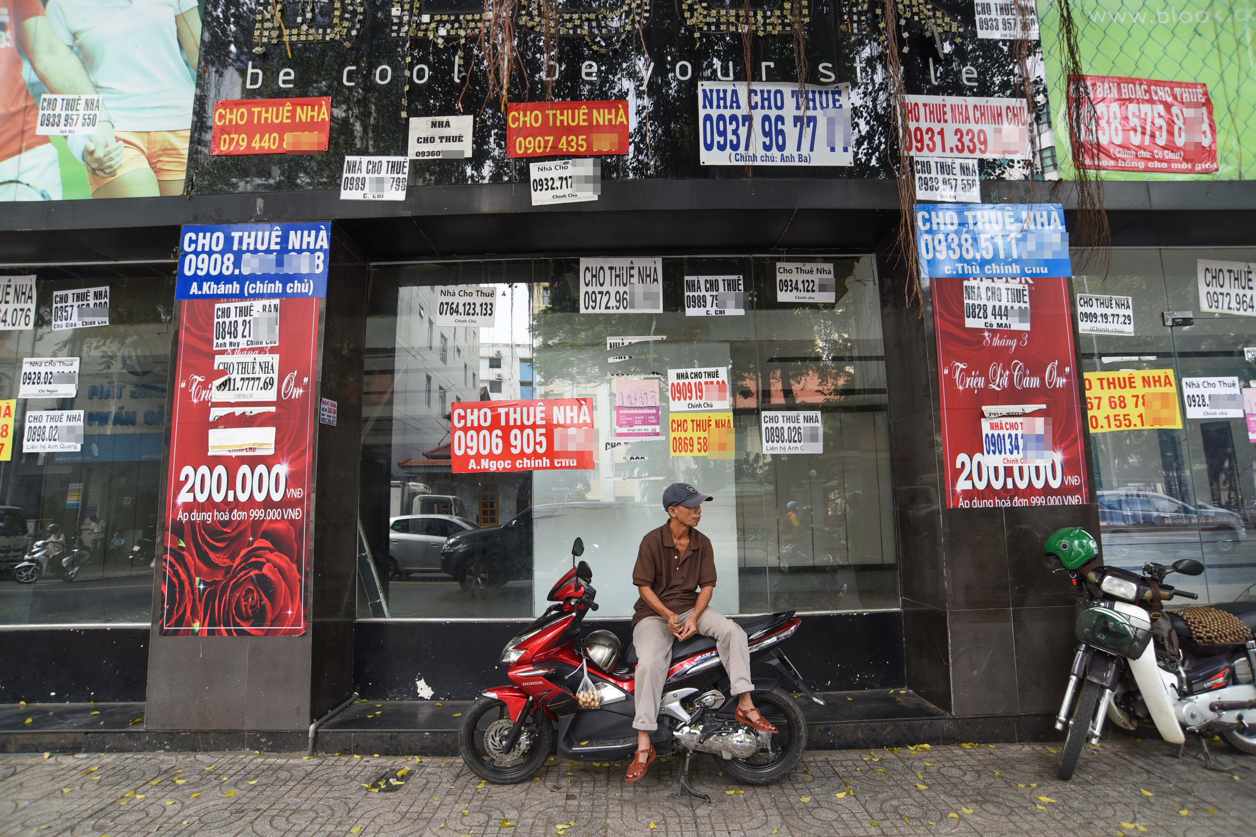 A commercial space is for rent on Hai Ba Trung Street in District 3, Ho Chi Minh City, December 2020. Photo: Quang Dinh / Tuoi Tre
