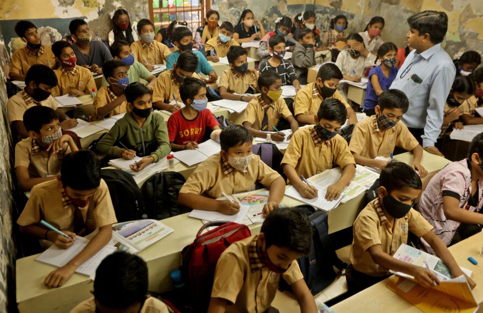 Schoolchildren attend class after the majority of schools were reopened following their closure due to the coronavirus disease (COVID-19) pandemic, in Mumbai, India, February 24, 2022. Photo: Reuters
