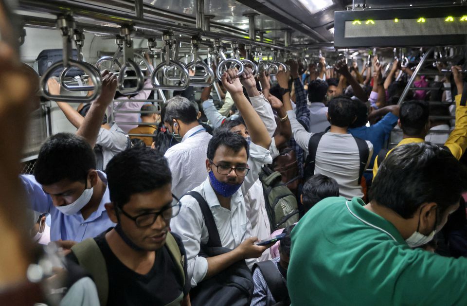 Commuters travel in a packed train in Mumbai, India, February 25, 2022. Photo: Reuters