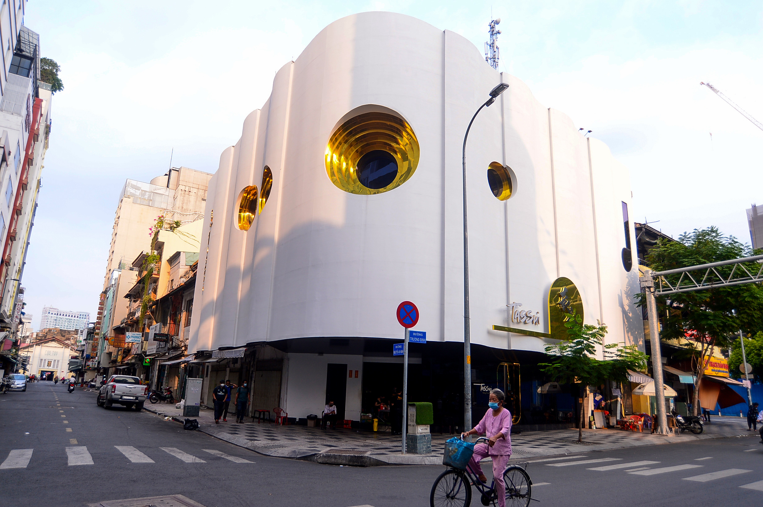 A new store is established at the corner of Nguyen An Ninh and Truong Dinh Streets in District 1, Ho Chi Minh City, February 2022. Photo: Quang Dinh / Tuoi Tre