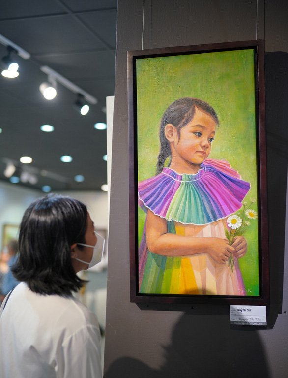 An art lover enjoys ‘Quynh Chi’ by artist Nguyen Thi Thao.
