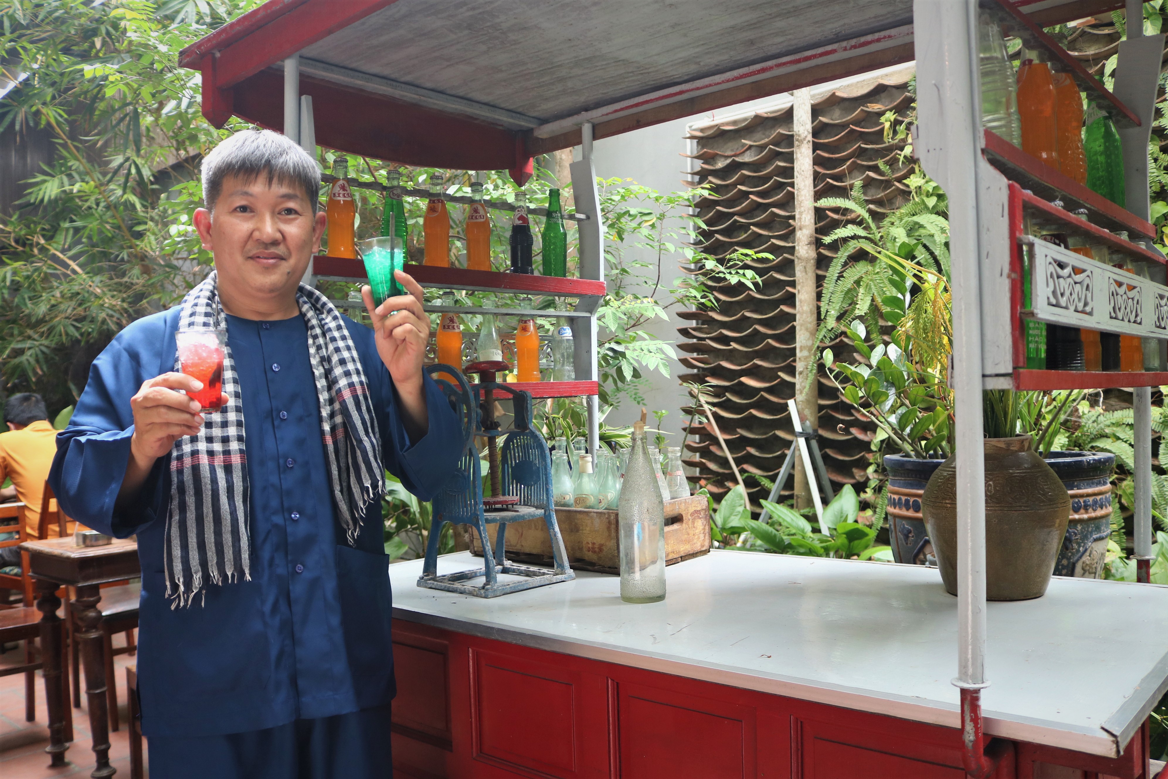 A pre-1975 beverage cart on display at Lua Sai Gon café in Phu Nhuan District, Ho Chi Minh City. Photo: Hoang An / Tuoi Tre News