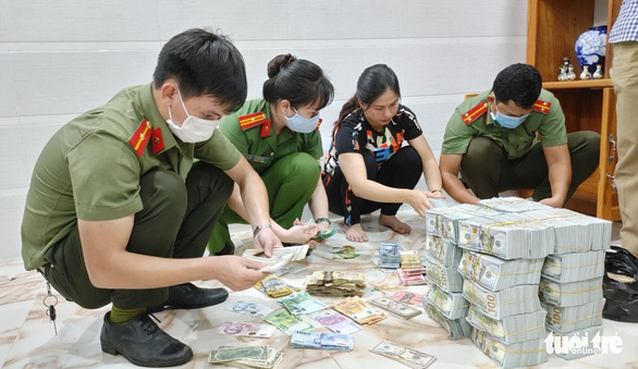 This image shows a large amount of cash in foreign currencies being examined by inspectors at an establishment related to the gold smuggling committed by the legal representative of Phuoc Nguyen gold shop Long Xuyen City, An Giang Province, Vietnam, January 10, 2022. Photo: Minh Phuoc / Tuoi Tre