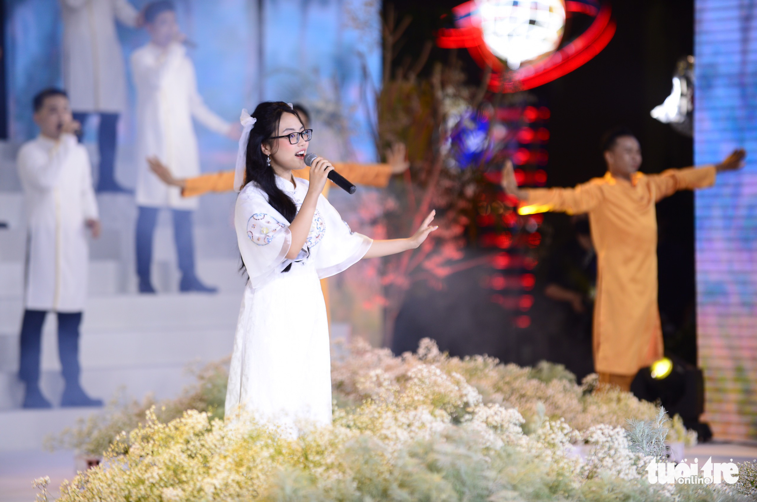 Singer Phuong My Chi performs at the opening ceremony of the Ho Chi Minh City Ao Dai Festival, March 5, 2022. Photo: Quang Dinh / Tuoi Tre