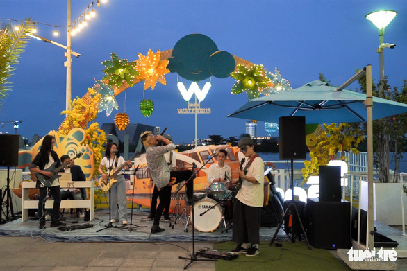 Ho Chi Minh City music buffs ‘go on a date’ with night-time music show