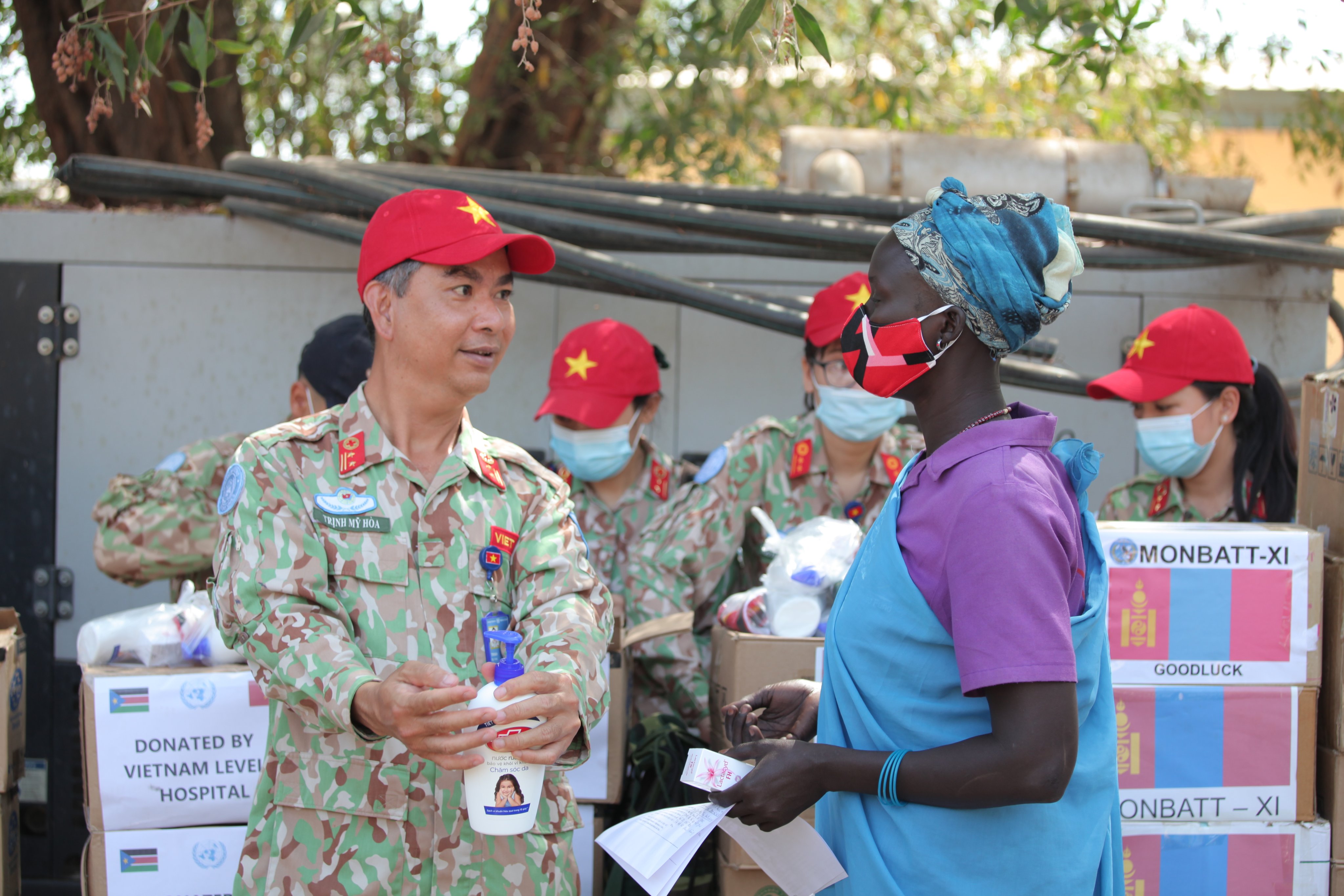 A Vietnamese doctor, who is serving the Vietnamese level-2 field hospital No. 3 under the United Nations peacekeeping mission in South Sudan, shows a South Sudanese woman how to use a hygiene product. Photo: Vietnamese level-2 field hospital No. 3