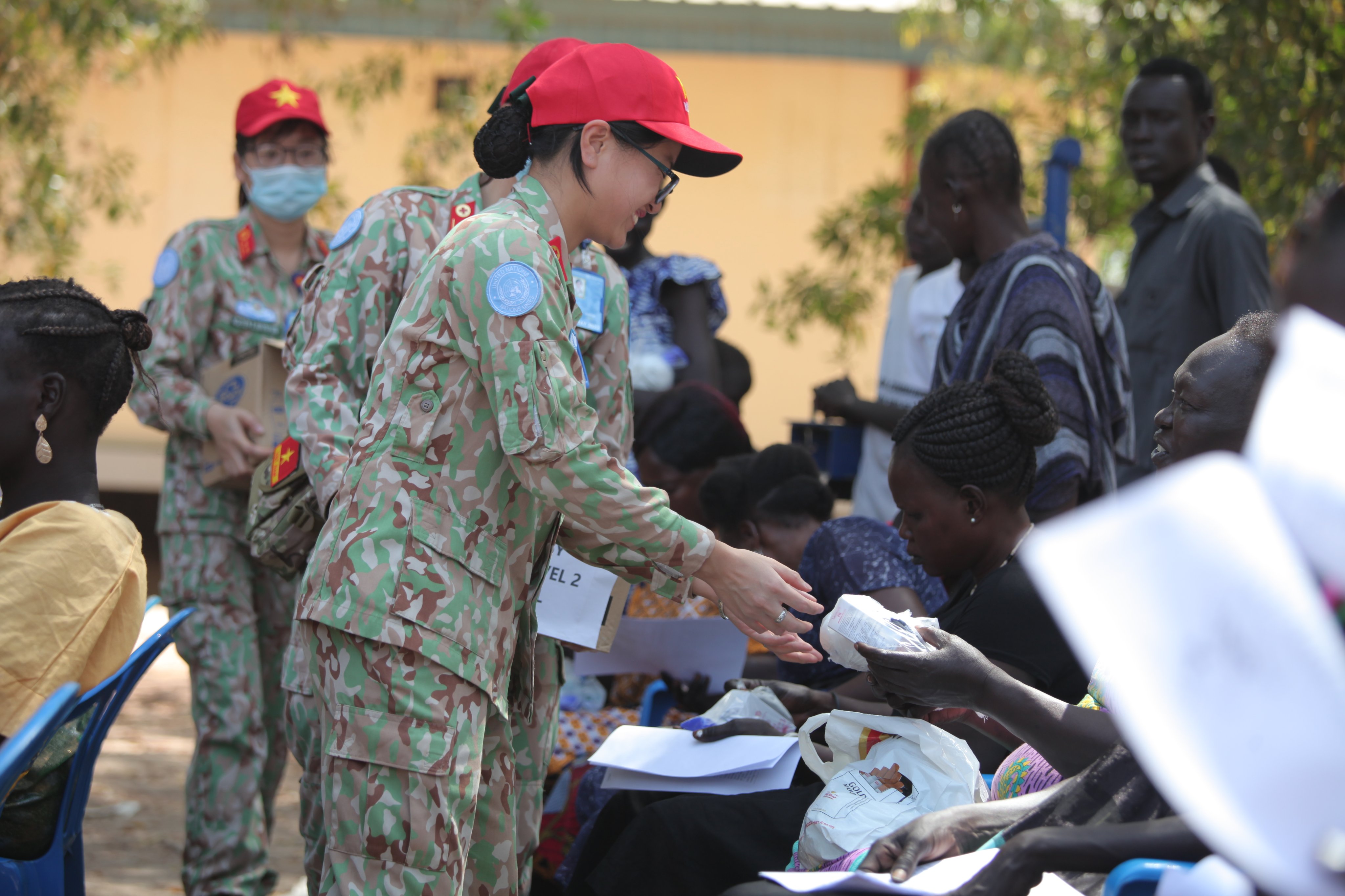 Vietnamese UN peacekeeping doctors teach South Sudanese women female hygiene
