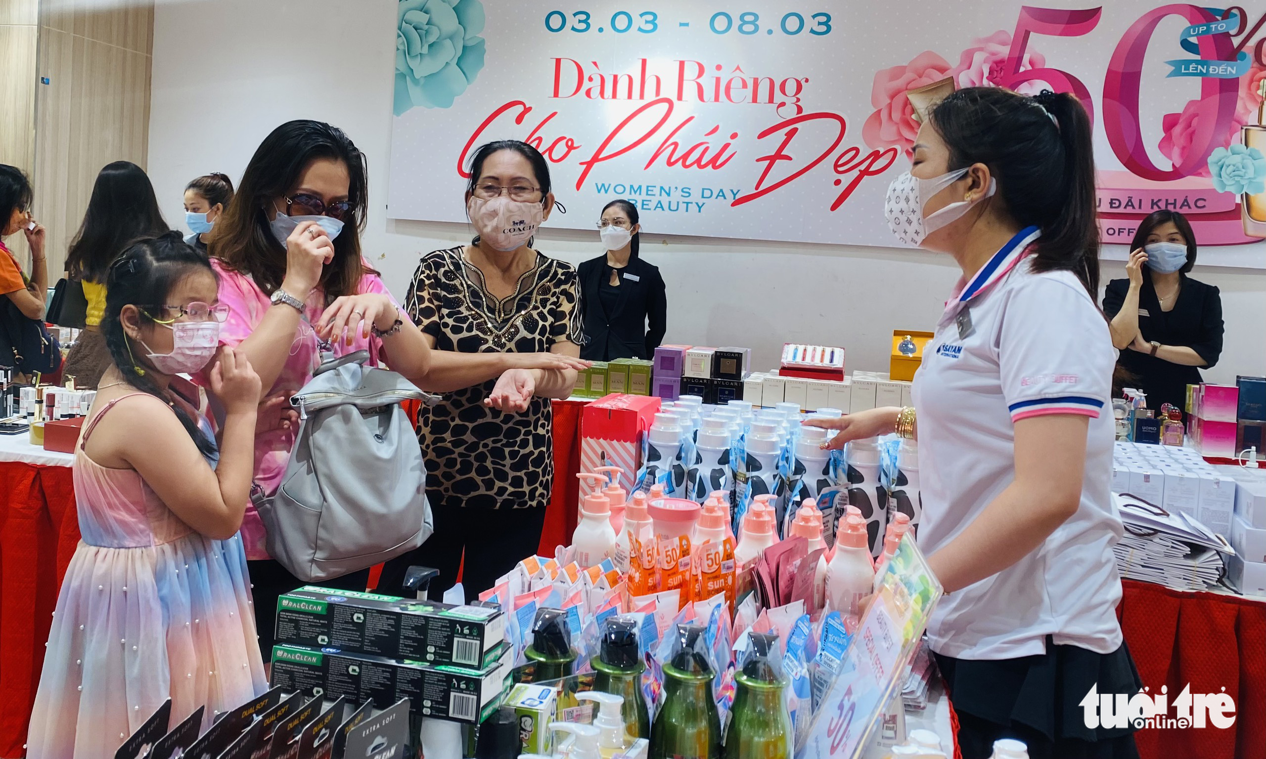 People shop for cosmetics in Ho Chi Minh City. Photo: Bong Mai / Tuoi Tre