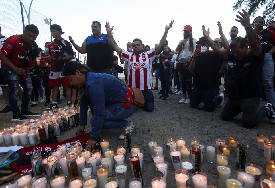 Fans of soccer team Atlas pray after violent clashes broke out between fans of Atlas and Queretaro, during a match at the La Corregidora stadium in Queretaro, that left two dozen people hospitalized, in Guadalajara, Mexico March 6, 2022. Photo: Reuters