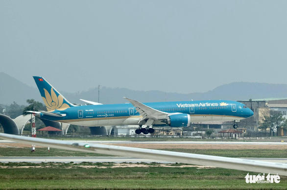 This image shows the Vietnam Airlines plane carrying 287 Vietnamese people evacuated from Ukraine gets to the Noi Bai International Airport in Hanoi, Vietnam, at noon of March 8, 2022. Photo: Nguyen Khanh / Tuoi Tre