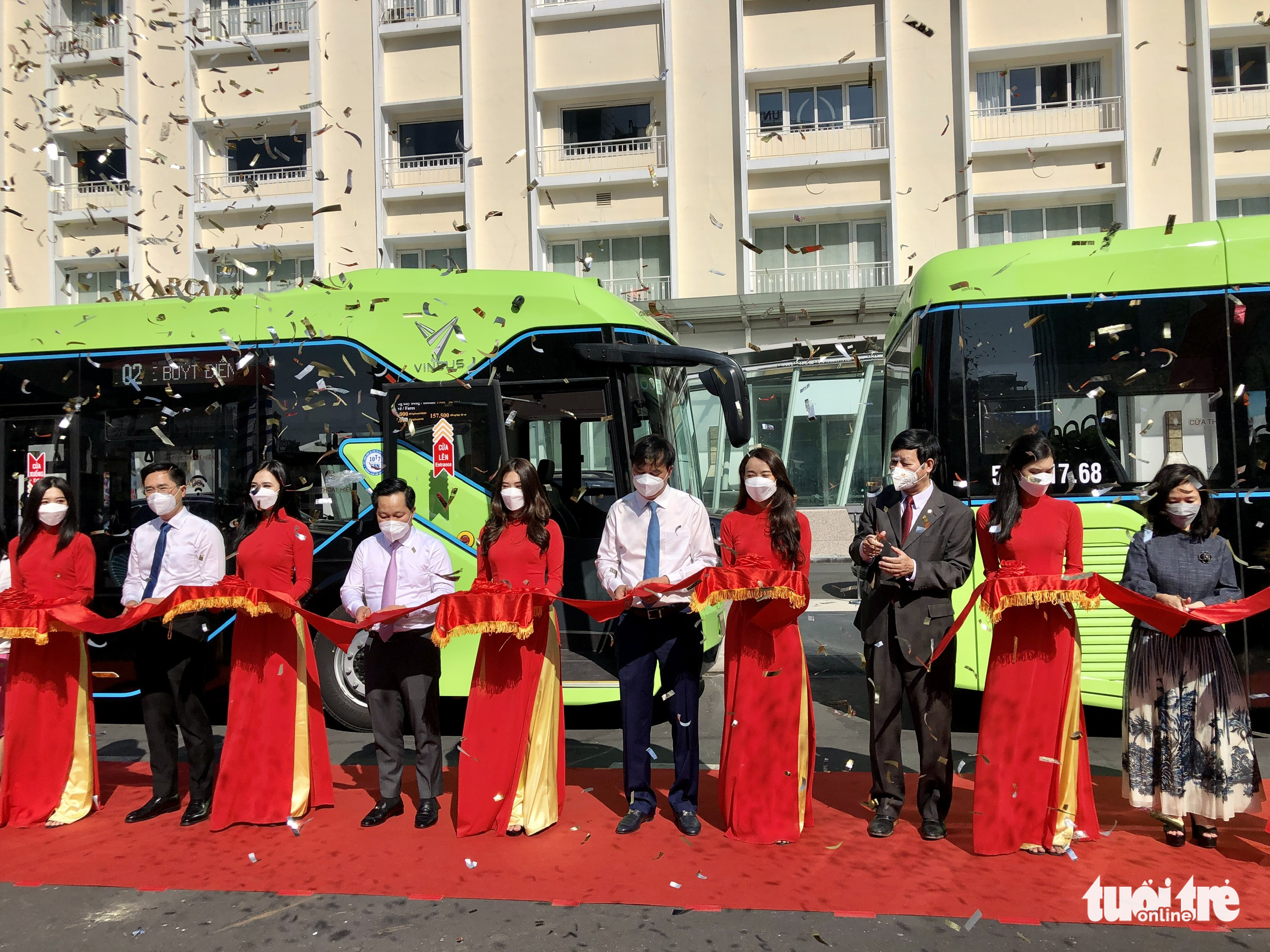 A ceremony is organized to launch the electric bus service in Ho Chi Minh City, March 8, 2022. Photo: Quang Dinh / Tuoi Tre