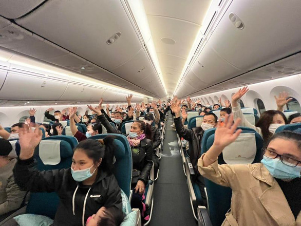 This image shows Vietnamese citizens aboard a flight taking off on Monday evening from Romania, where they had fled to from the conflict-torn Ukraine. Photo: Nguyen Khanh / Tuoi Tre