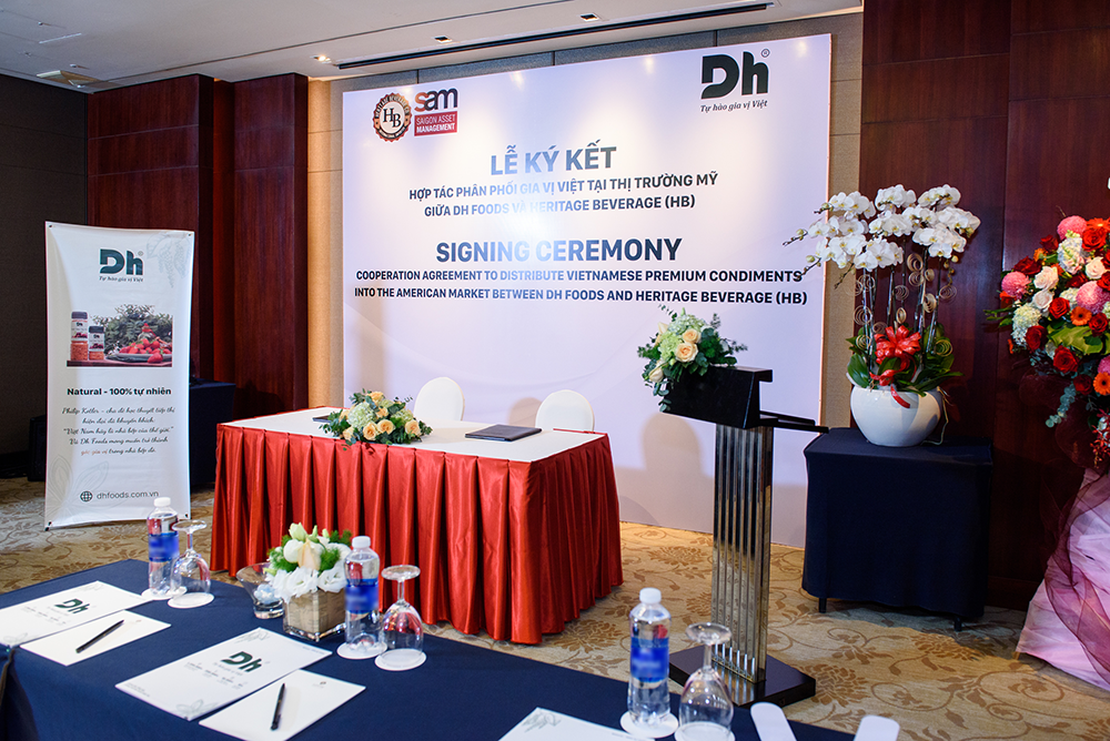 The ceremony where Dh Foods and Heritage Beverage signed a cooperation agreement to export high quality Vietnamese condiments to the U.S. market on February 22, 2022