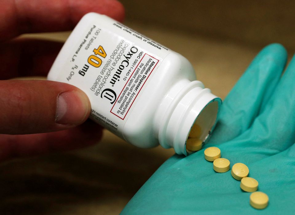 A pharmacist holds prescription painkiller OxyContin, 40mg pills, made by Purdue Pharma L.D. at a local pharmacy, in Provo, Utah, U.S., April 25, 2017. Photo: Reuters