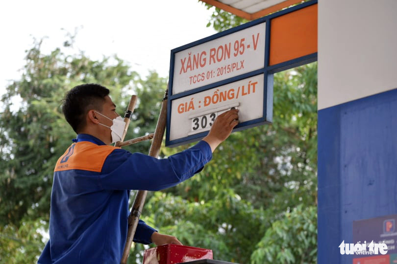 Gasoline prices jump to historic peak in Vietnam