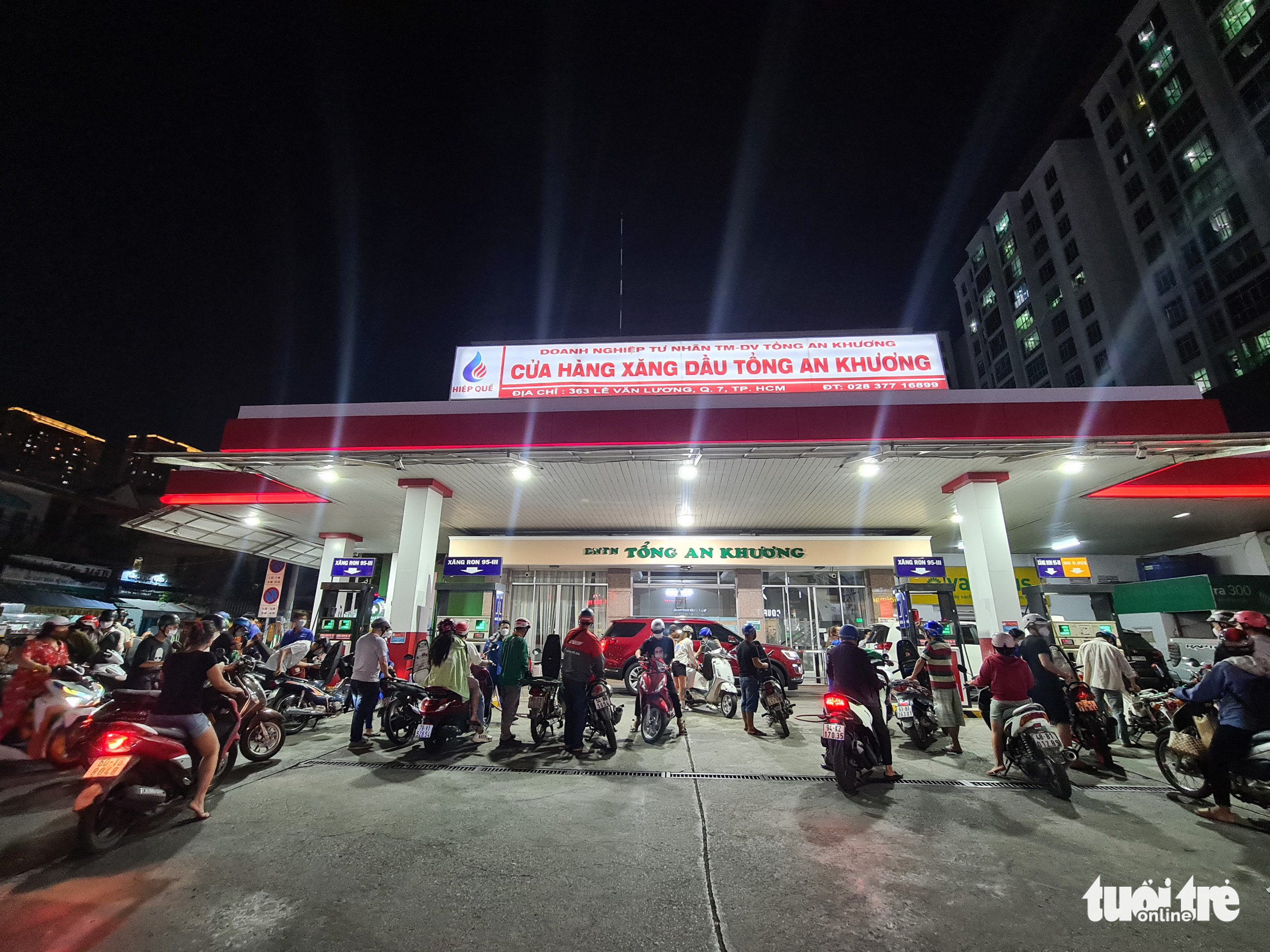 People buy gasoline at a filling station in District 7, Ho Chi Minh City, March 10, 2022. Photo: Ngoc Hien / Tuoi Tre