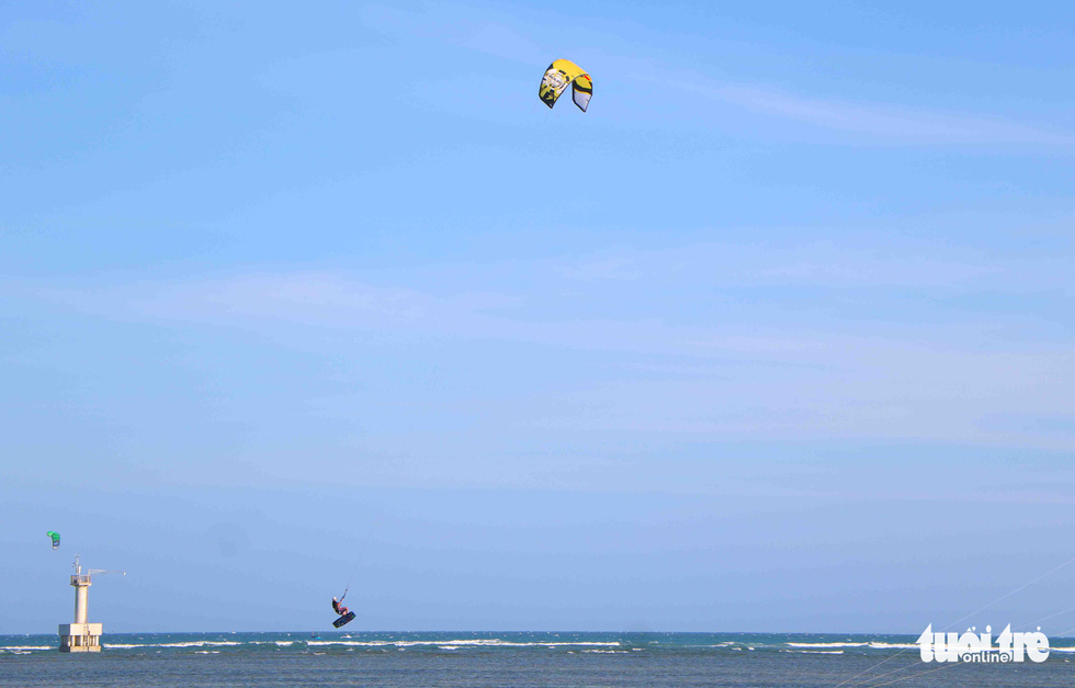 A tourist kite surfs near My Hoa Village, Vinh Hai Commune, Ninh Hai District, Ninh Thuan Province, Vietnam. Photo: Duy Ngoc / Tuoi Tre