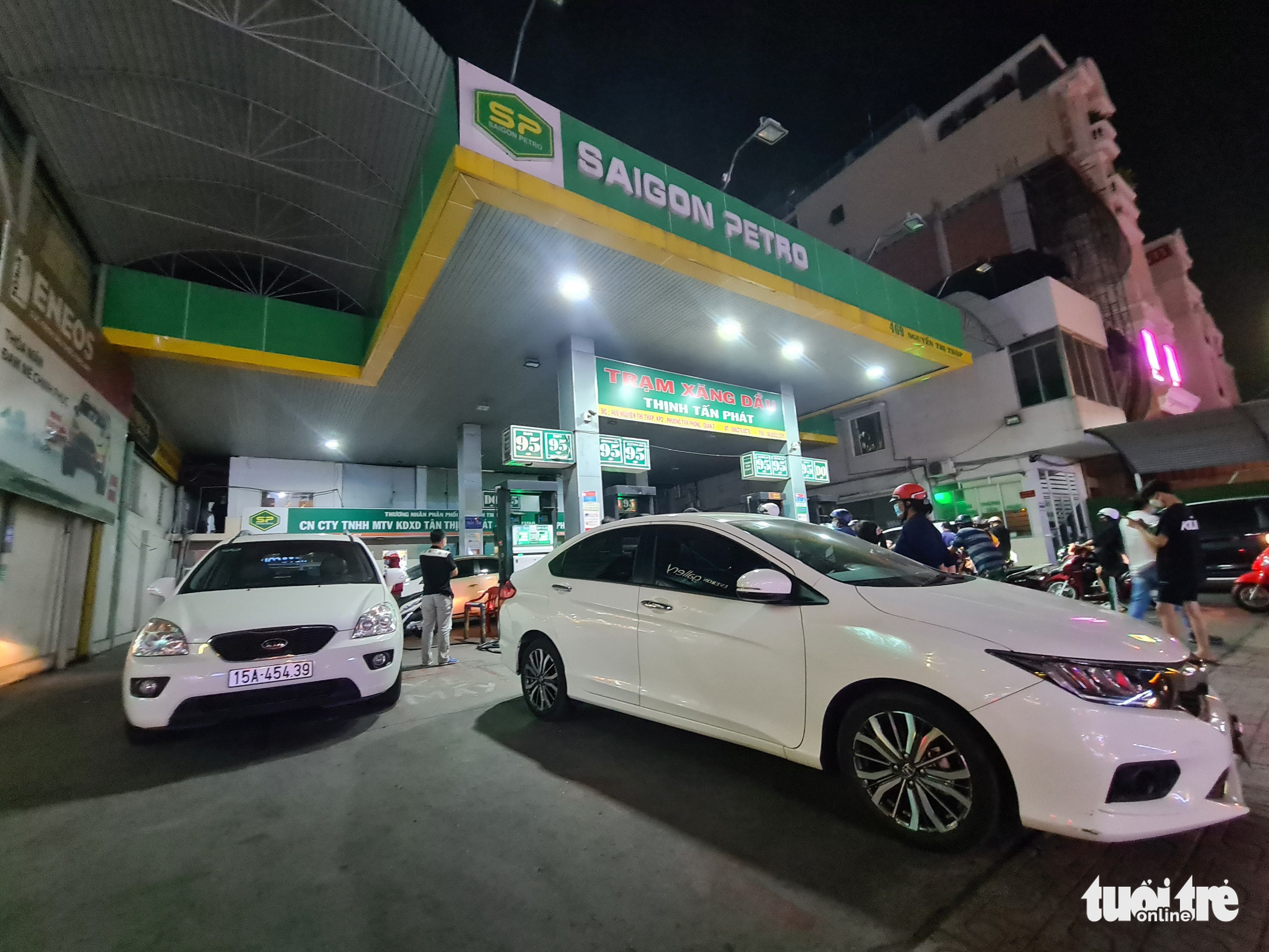 People buy gasoline at a filling station in District 7, Ho Chi Minh City, March 10, 2022. Photo: Ngoc Hien / Tuoi Tre