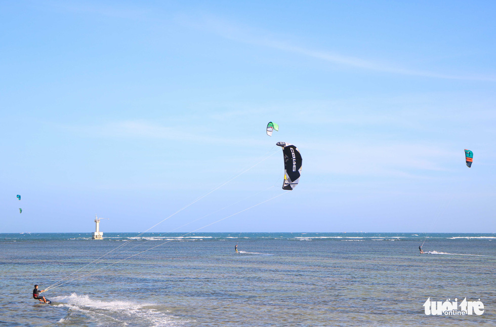 Tourists kite surfs near My Hoa Village, Vinh Hai Commune, Ninh Hai District, Ninh Thuan Province, Vietnam. Photo: Duy Ngoc / Tuoi Tre