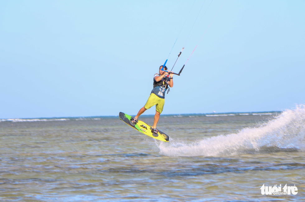 A tourist kite surfs near My Hoa Village, Vinh Hai Commune, Ninh Hai District, Ninh Thuan Province, Vietnam. Photo: Duy Ngoc / Tuoi Tre