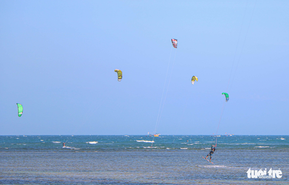 Tourists kite surf at My Hoa Village, Vinh Hai Commune, Ninh Hai District, Ninh Thuan Province, Vietnam. Photo: Duy Ngoc / Tuoi Tre