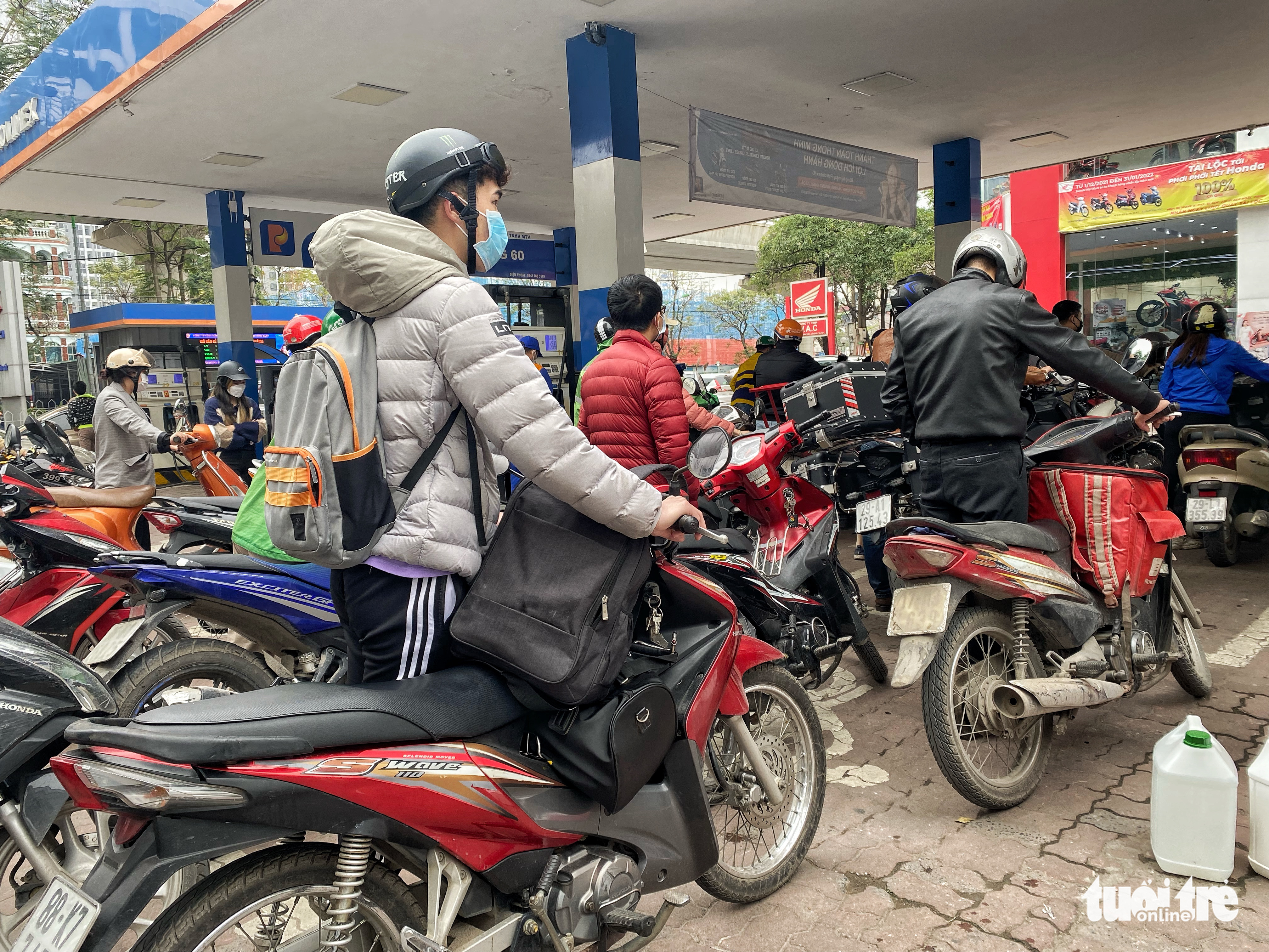 People wait for their turn to buy gasoline at a filling station in Cau Giay District, Hanoi, March 11, 2022. Photo: Pham Tuan / Tuoi Tre