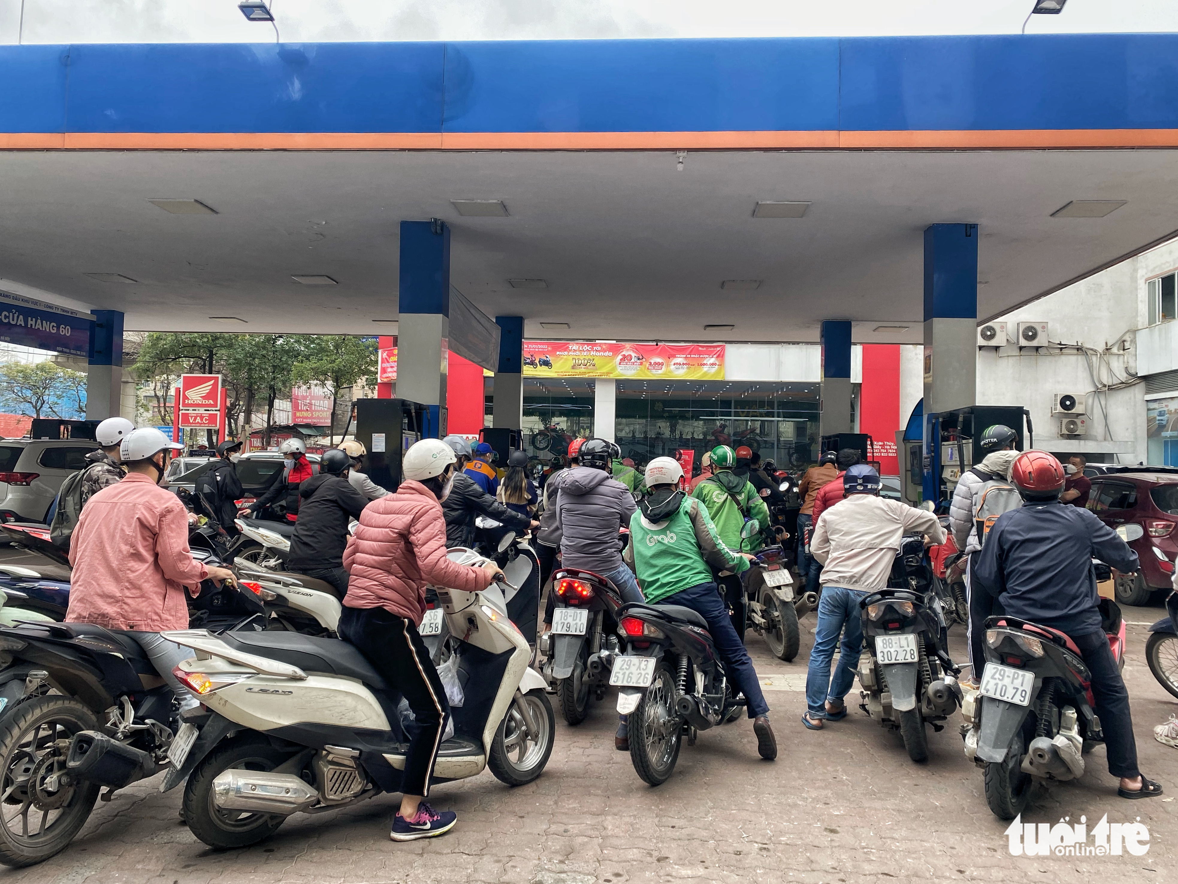 Hanoi residents throng filling stations over concern of fuel price hike