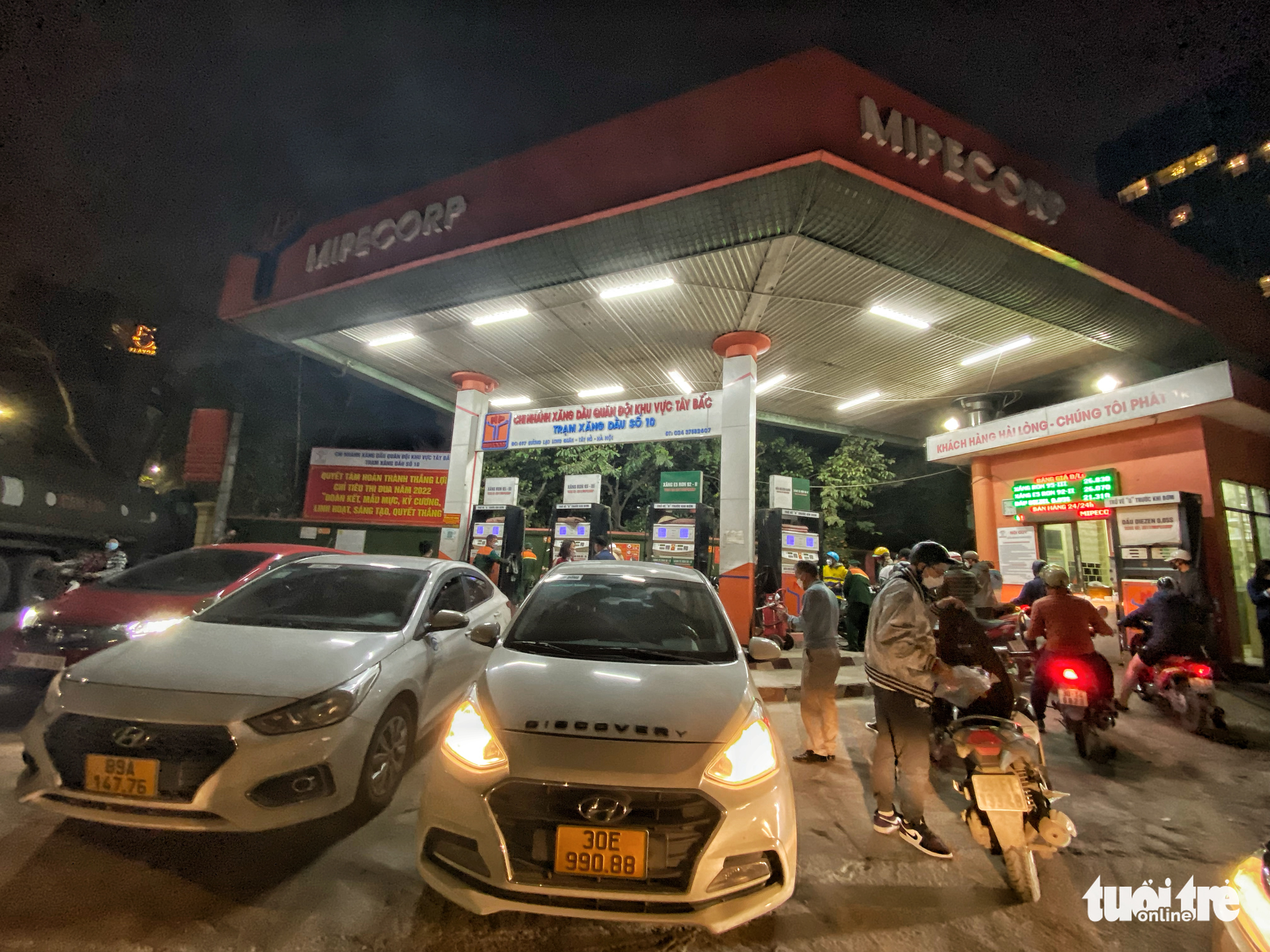 People buy gasoline at a filling station in Hanoi, March 10, 2022. Photo: Pham Tuan / Tuoi Tre