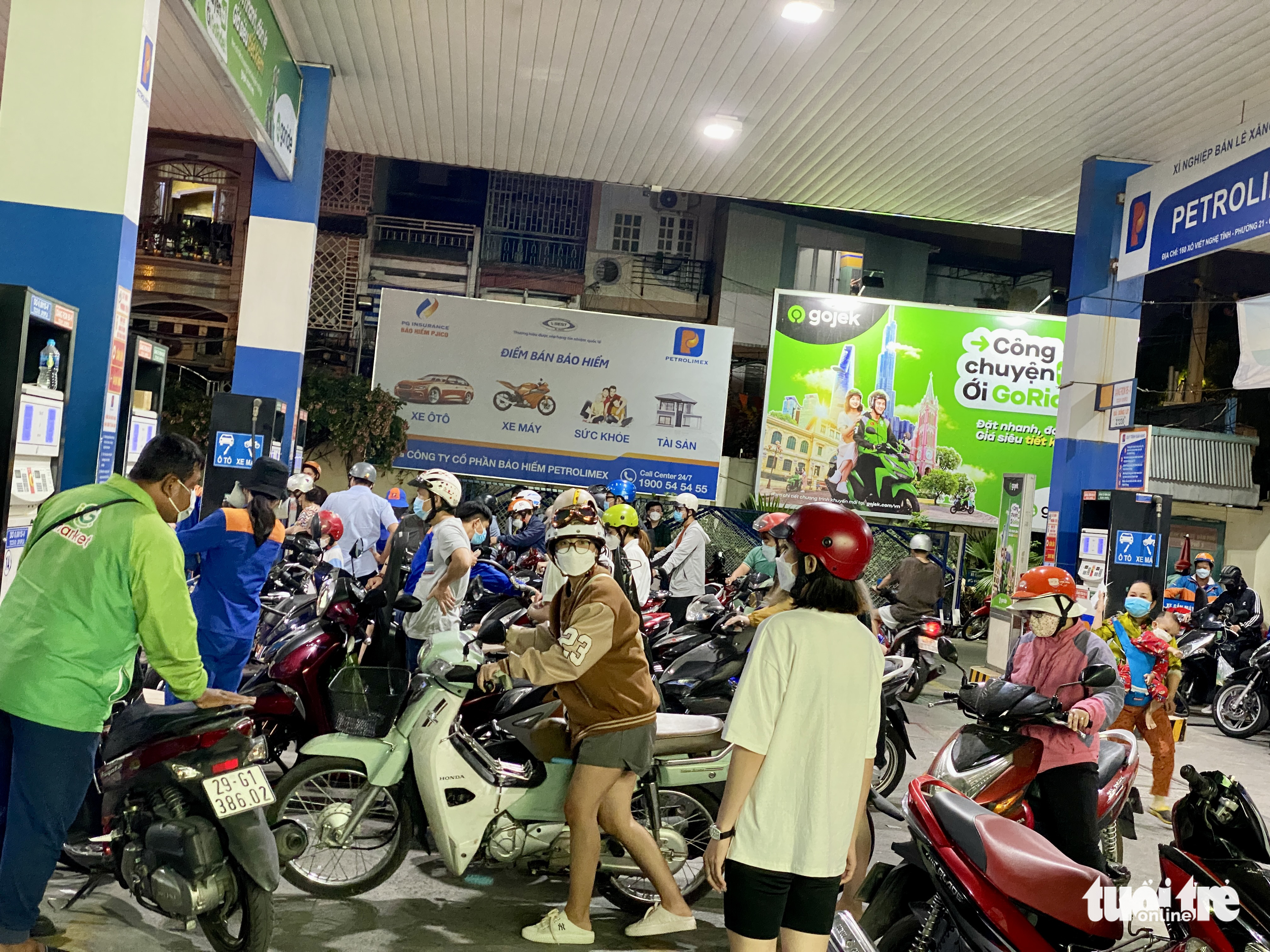 People buy gasoline at a filling station in Binh Thanh District, Ho Chi Minh City, March 10, 2022. Photo: Bong Mai / Tuoi Tre