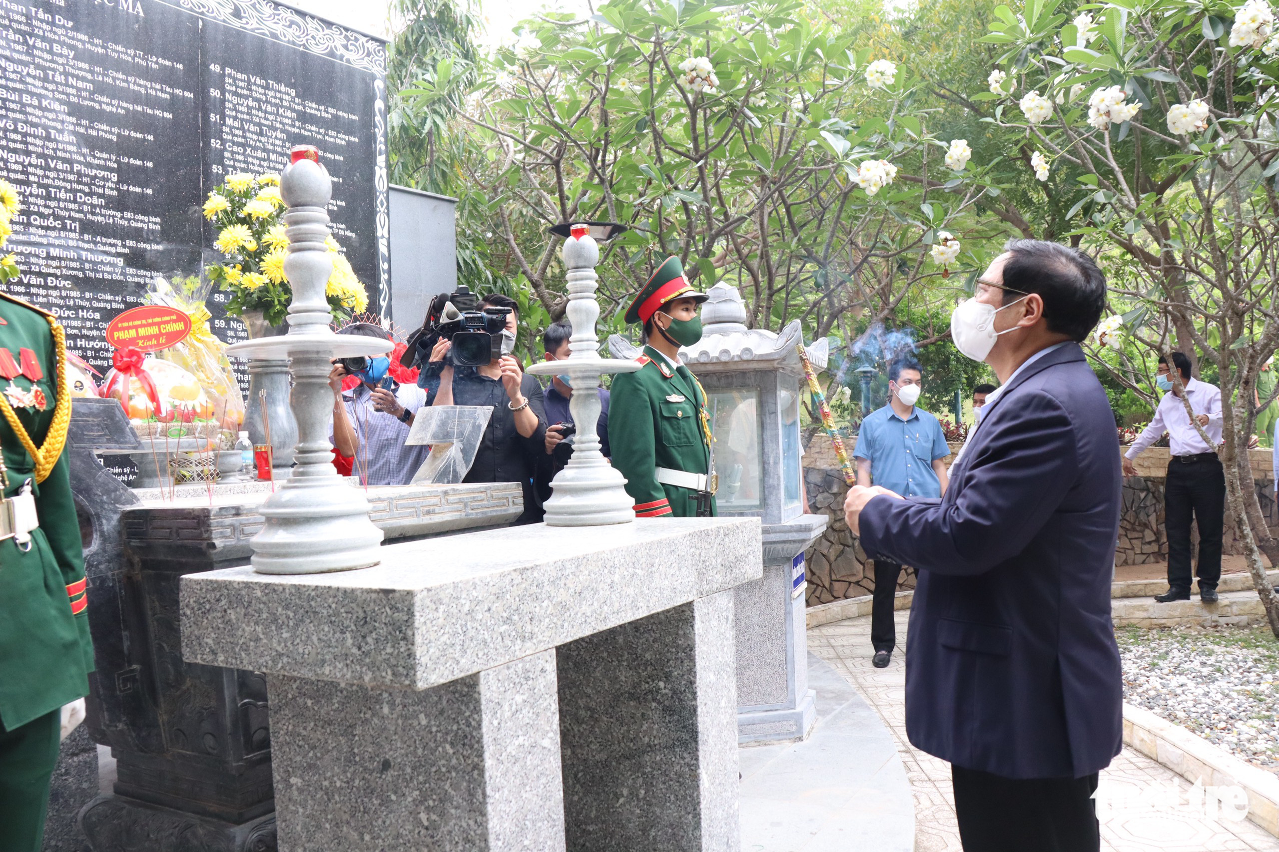 Vietnam premier pays homage to fallen Truong Sa heroes