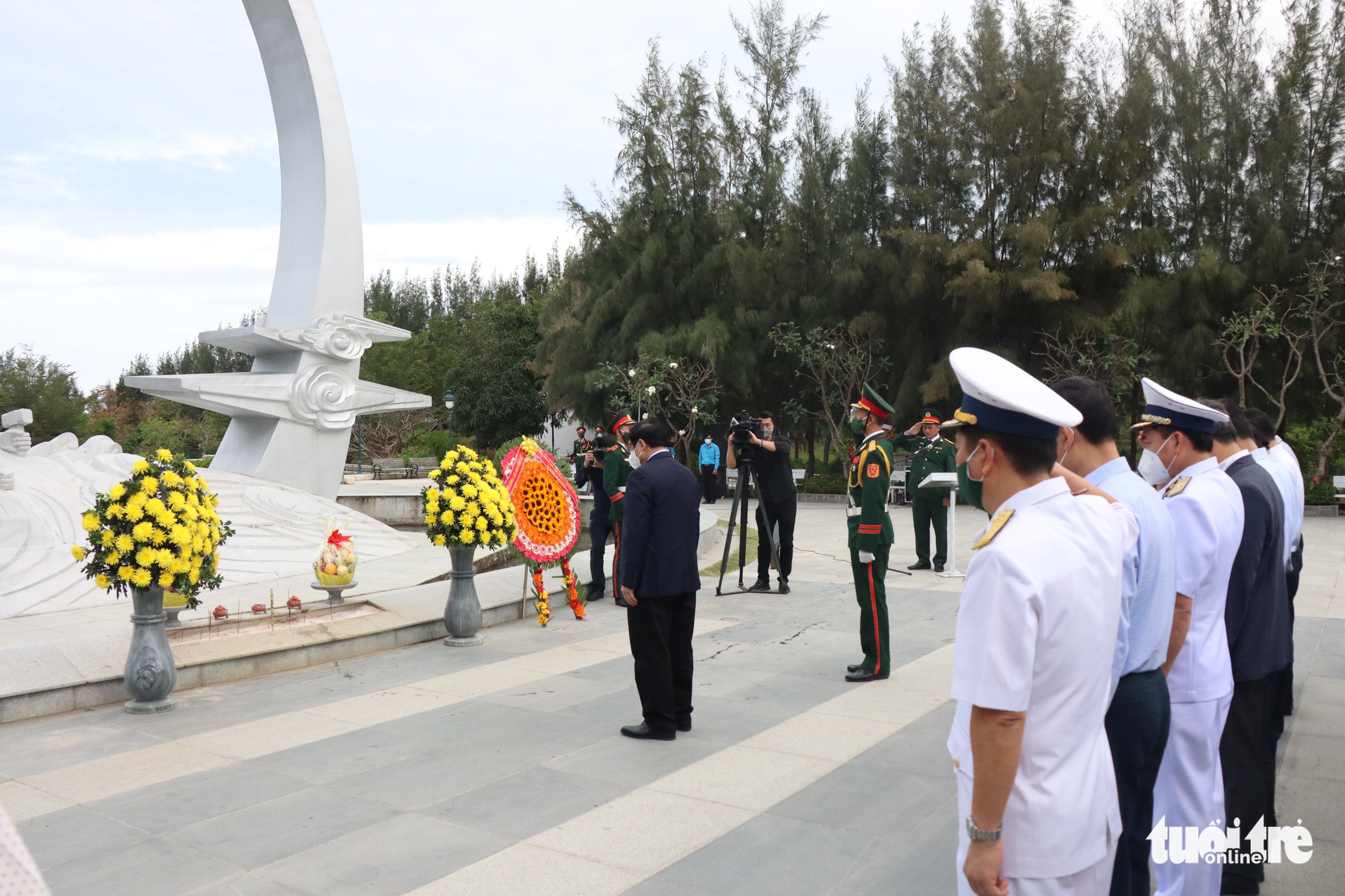 Prime Minister Pham Minh Chinh pays tribute to the fallen soldiers at the Gac Ma memorial complex in Khanh Hoa Province, March 12, 2022. Photo: X.T. / Tuoi Tre
