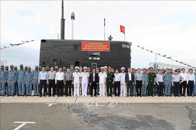 Prime Minister Pham Minh Chinh and his delegation take a photo with soldiers of the 189th Submarine Brigade in Khanh Hoa Province, March 12, 2022. Photo: Vietnam News Agency