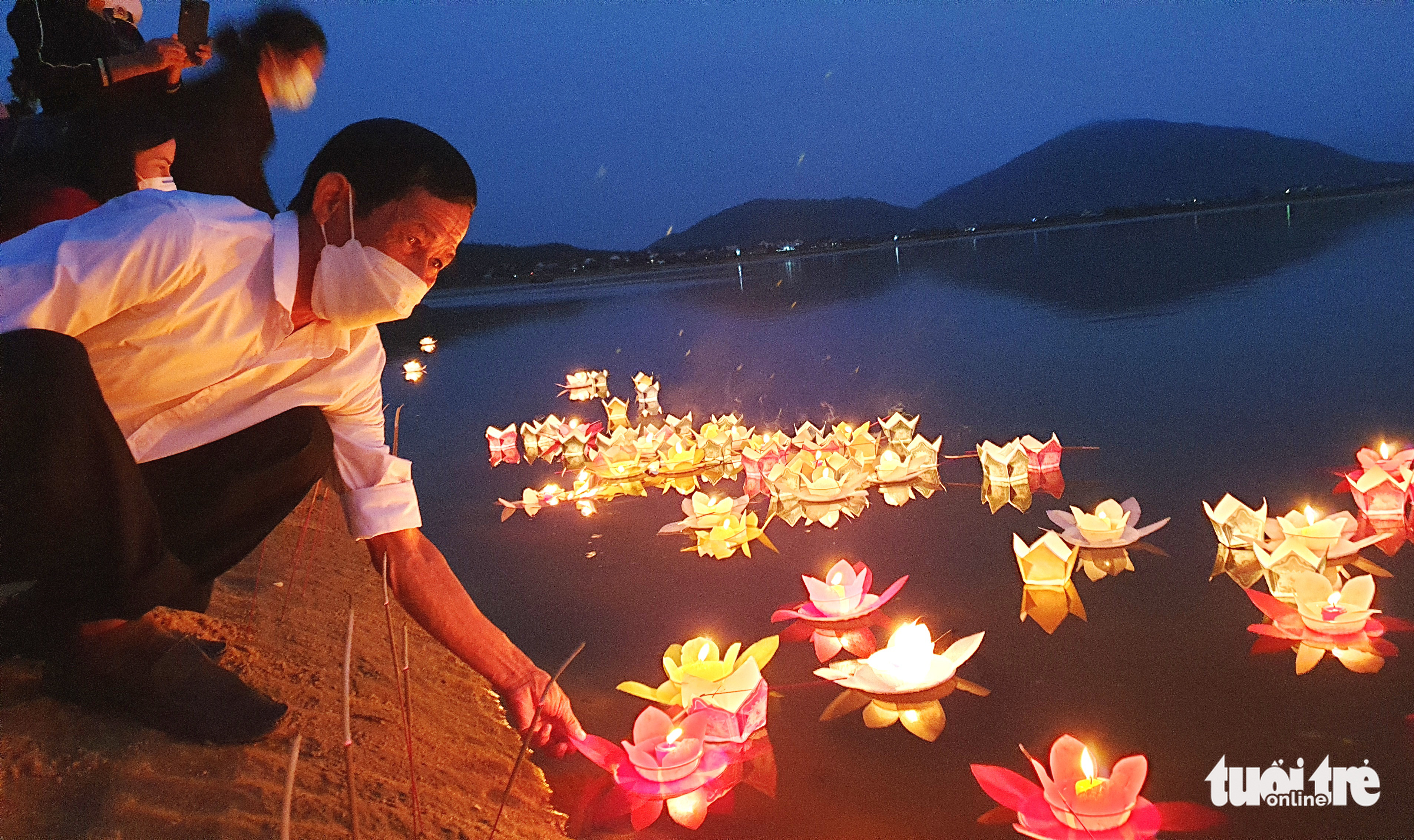 People release lanterns at a beach in Cam Nhuong Commune, Ha Tinh Province to commemorate the fallen soldiers, March 13, 2022. Photo: Quoc Nam / Tuoi Tre