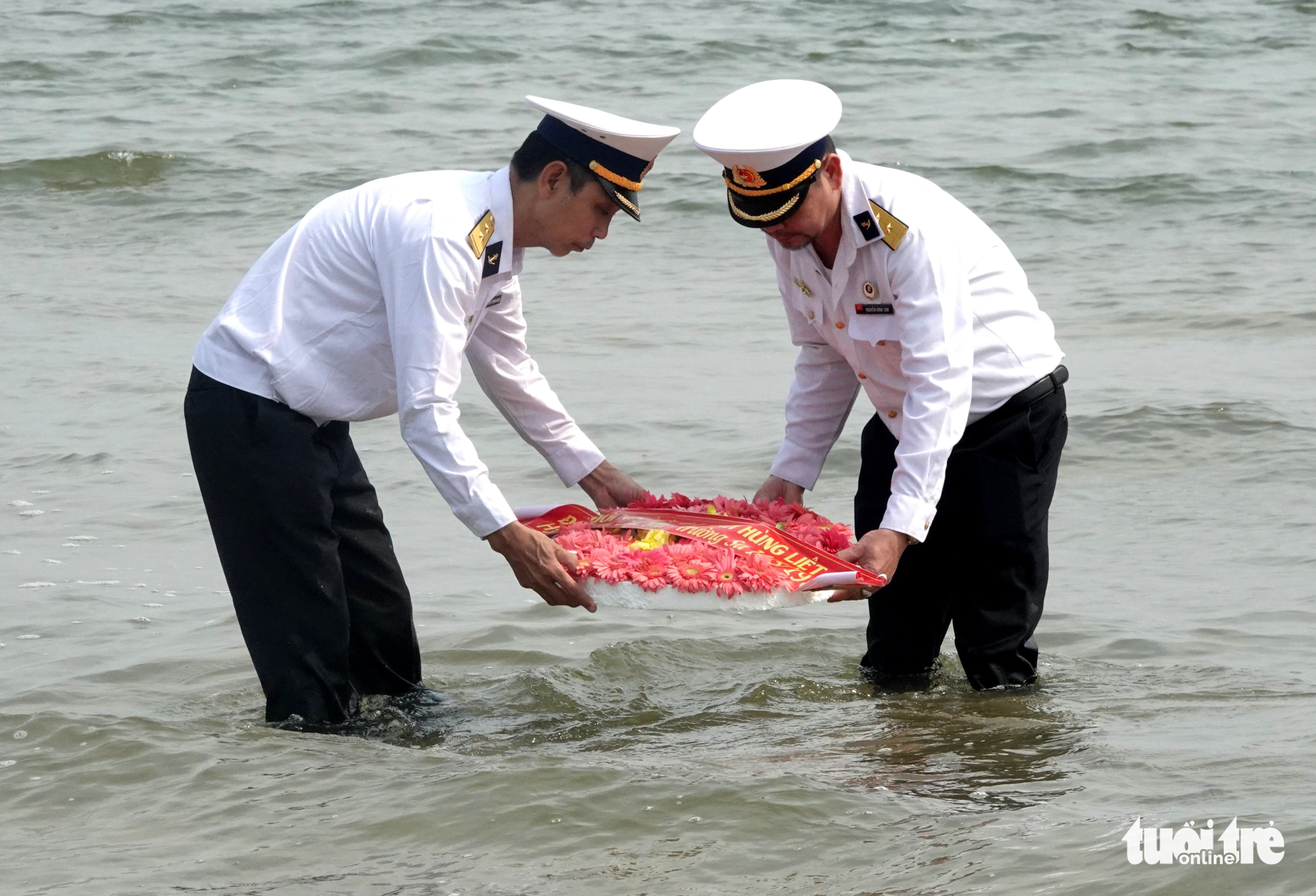 A wreath is laid at Thien Cam Beach at the end of the memorial ceremony in Ha Tinh Province, March 14, 2022. Photo: Le Minh / Tuoi Tre