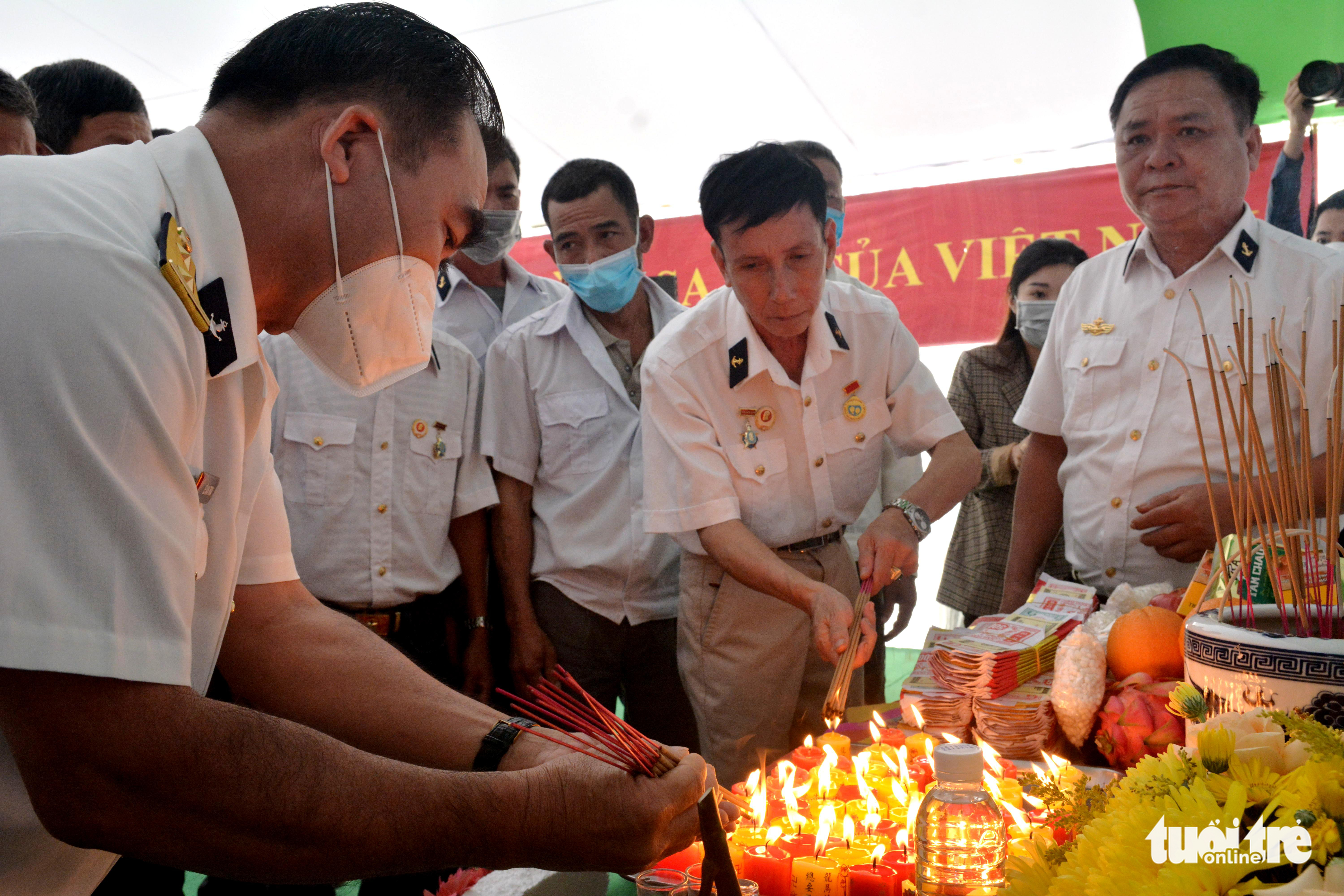 Veterans offer incense to the fallen soldiers at the memorial ceremony in Ha Tinh Province, March 14, 2022. Photo: Le Minh / Tuoi Tre