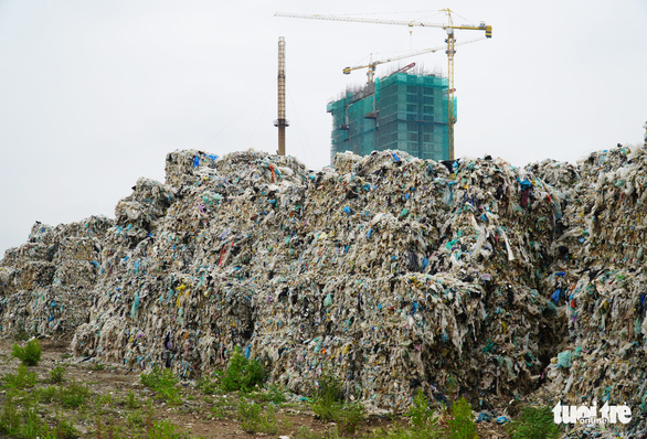 These waste piles, with their peaks of up to five meters, have been next to the ecological urban area in Hai Duong City, Hai Duong Province, Vietnam, since 2019. Photo: Tien Thang / Tuoi Tre