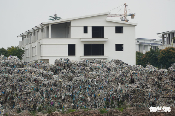 This image shows waste located right beside a house in the ecological urban area in Hai Duong City, Hai Duong Province, Vietnam. Photo: Tien Thang / Tuoi Tre