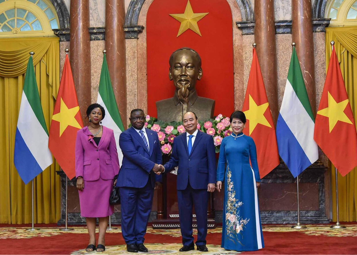 Vietnamese State President Nguyen Xuan Phuc (R) shakes hands with Sierra Leonean President Julius Maada in Hanoi, March 15, 2022. Photo: Ministry of Foreign Affairs