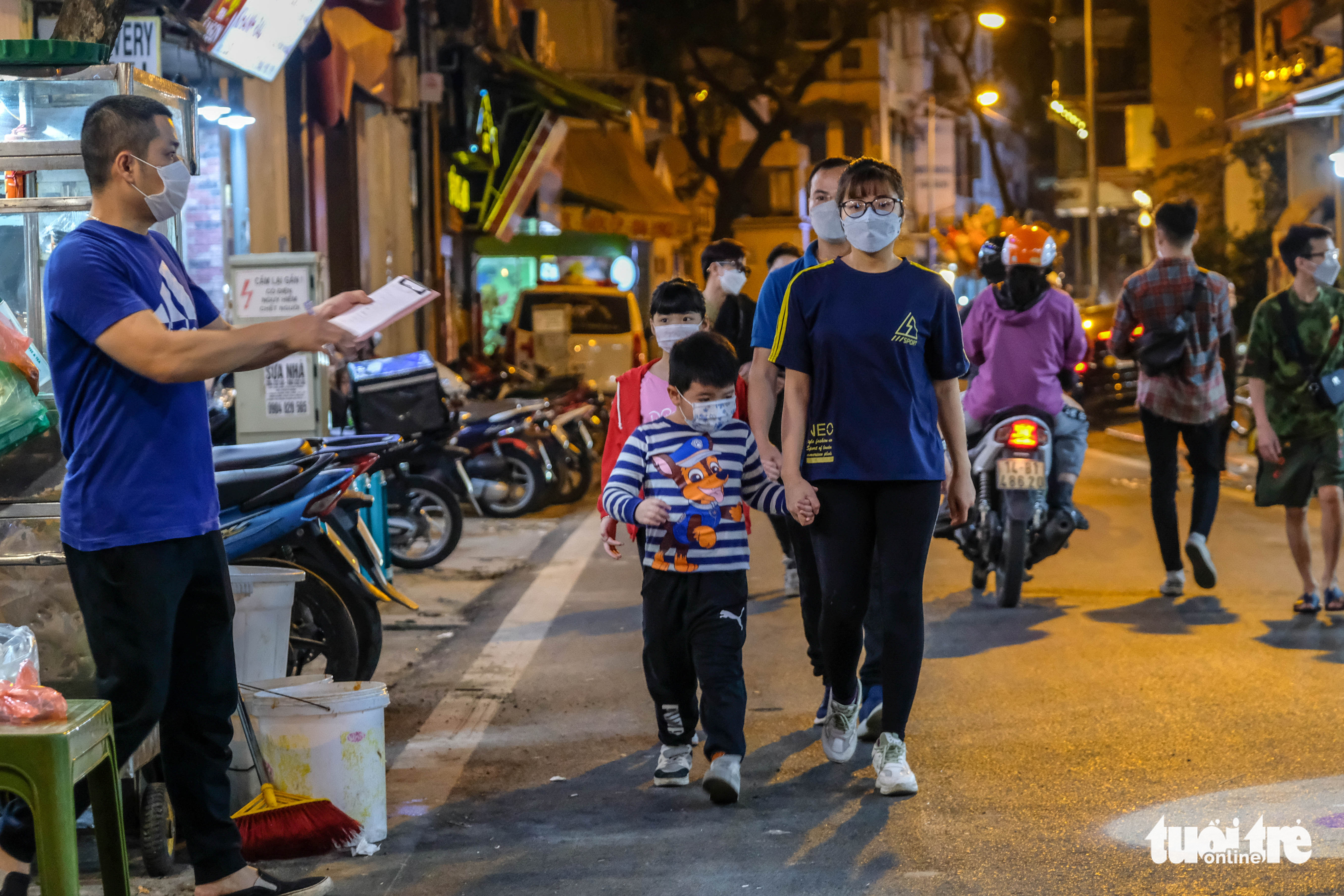 People enjoy nightlife at a corner of Hanoi Old Quarter in Hoan Kiem District, Hanoi on March 15, 2022 after food and beverage establishments are allowed to operate after 9:00 pm. Photo: Ha Quan / Tuoi Tre