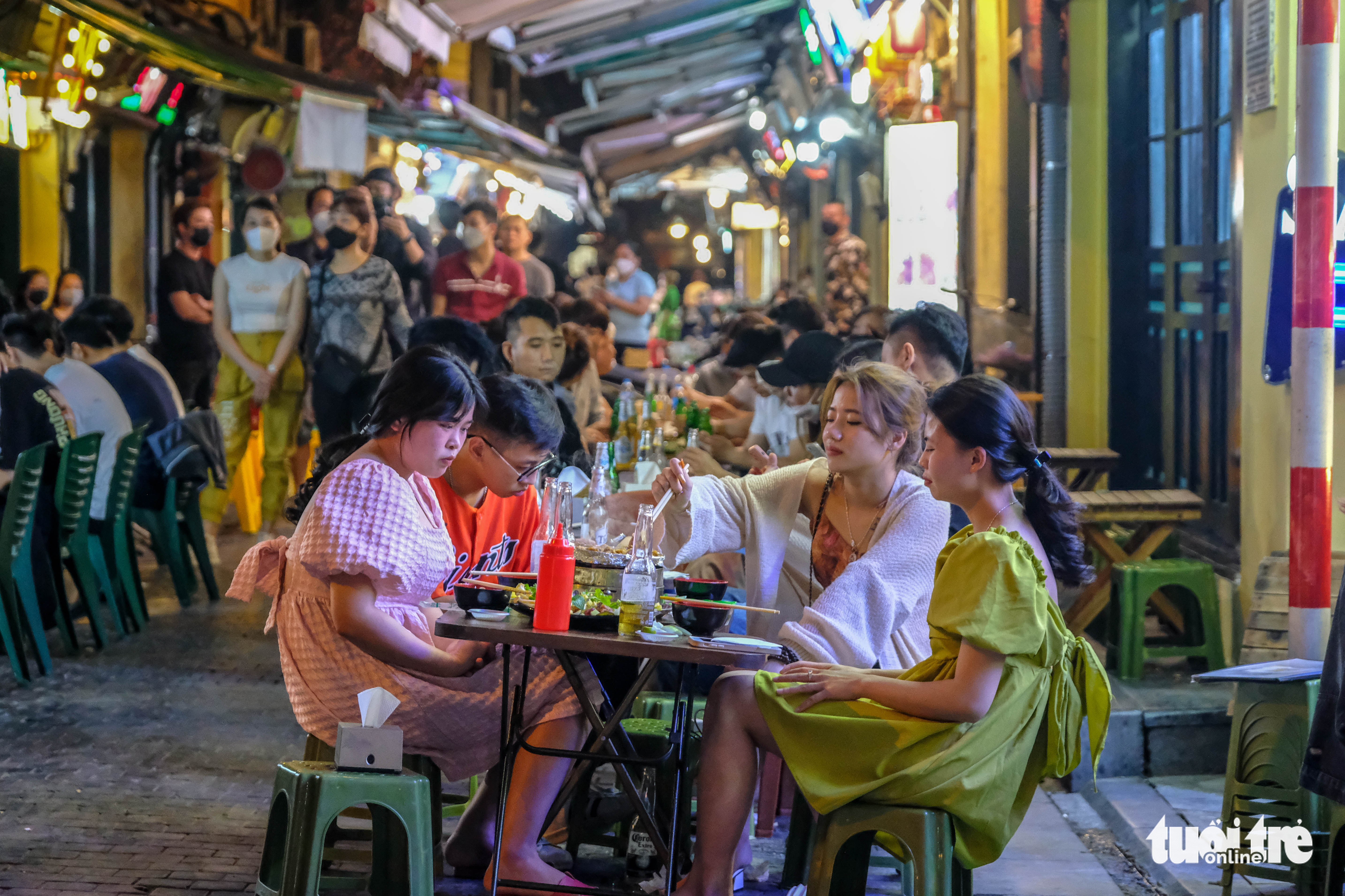 People enjoy nightlife at a corner of Hanoi Old Quarter in Hoan Kiem District, Hanoi on March 15, 2022 after food and beverage establishments are allowed to operate after 9:00 pm. Photo: Ha Quan / Tuoi Tre