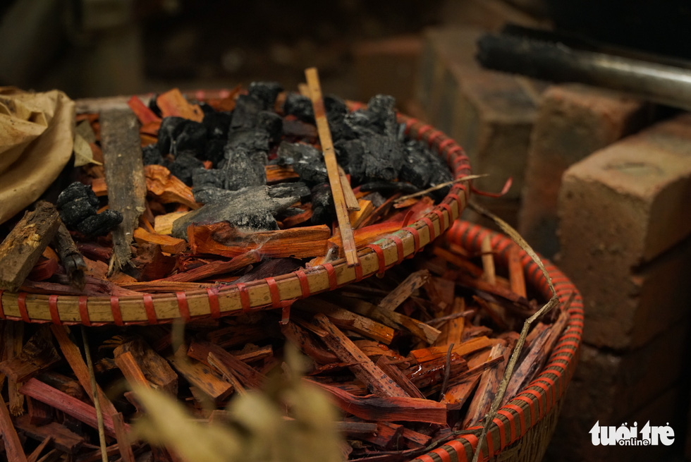 Brezel wood is used as firewood after its color is extracted. Photo: Nguyen Hien / Tuoi Tre