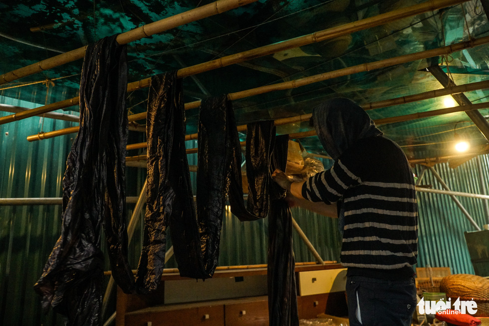 Following the dyeing process, the fabric is dried in a cool place away from direct sunlight. Photo: Nguyen Hien / Tuoi Tre