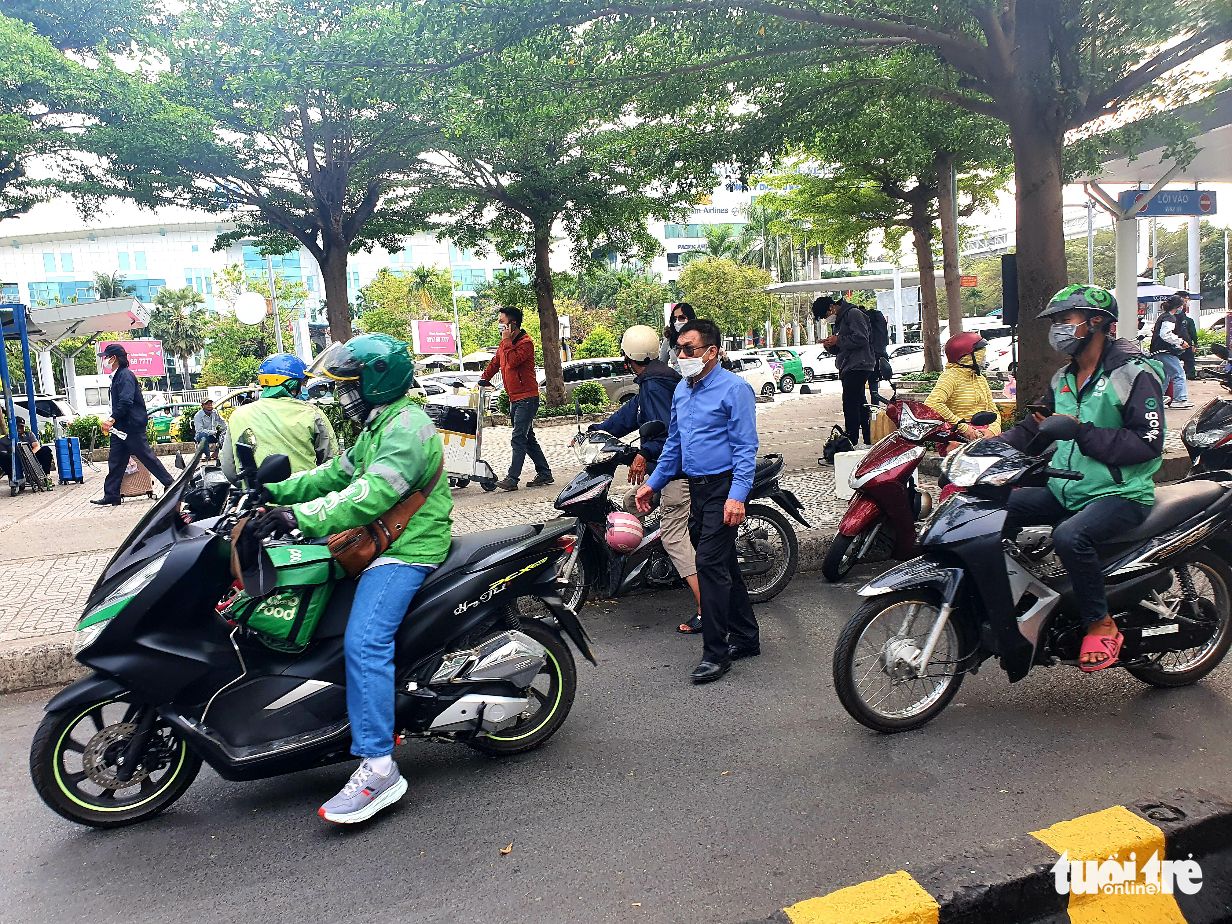 Ridesharing companies the big winners in recent fare hikes amidst soaring fuel prices in Vietnam